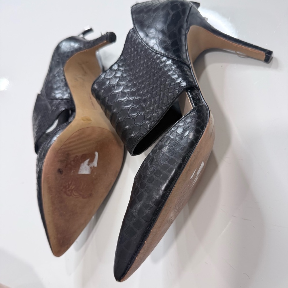 Vince Camuto Black Leather Pumps Pointed Toe Heels Women’s Size 7.5 A040126 - Picture 3 of 6
